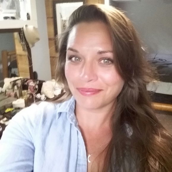 Meet your Posher, Amanda - Picture 2 of 6